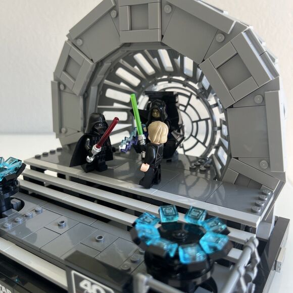 LEGO Star Wars: Emperor's Throne Room Diorama (75352) Retired Complete Pre Built - Picture 3 of 4